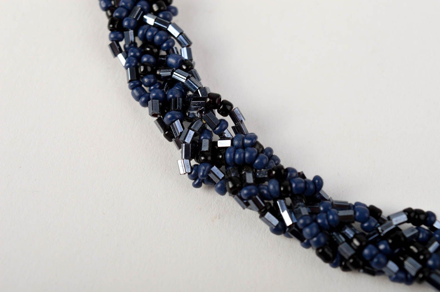 Collier en perles de rocaille Bijou fait main bleu foncé Accessoire fantaisie photo 4