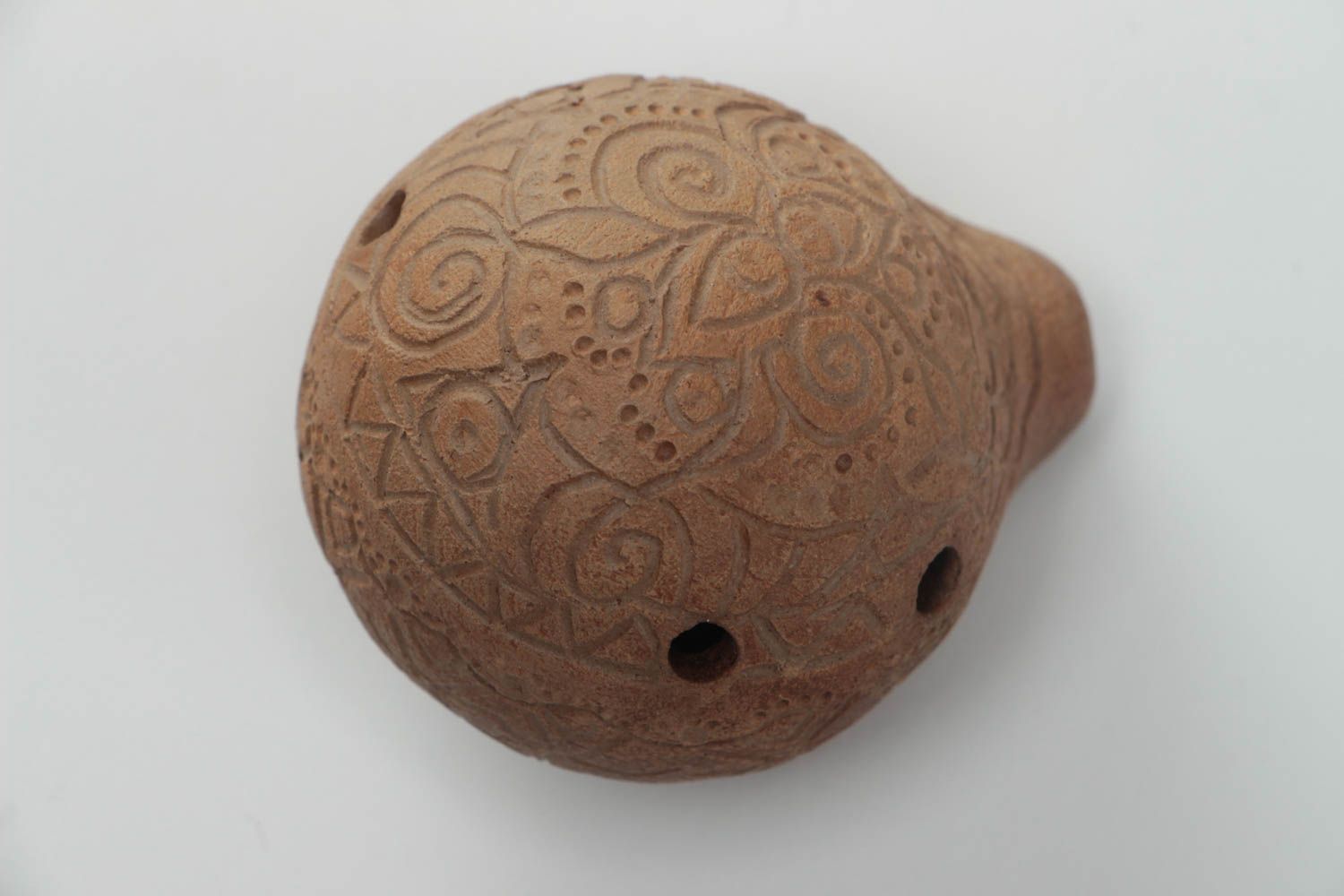 Flauta cerámica ocarina artesanal redonda gris oscura decorativa de arcilla foto 2