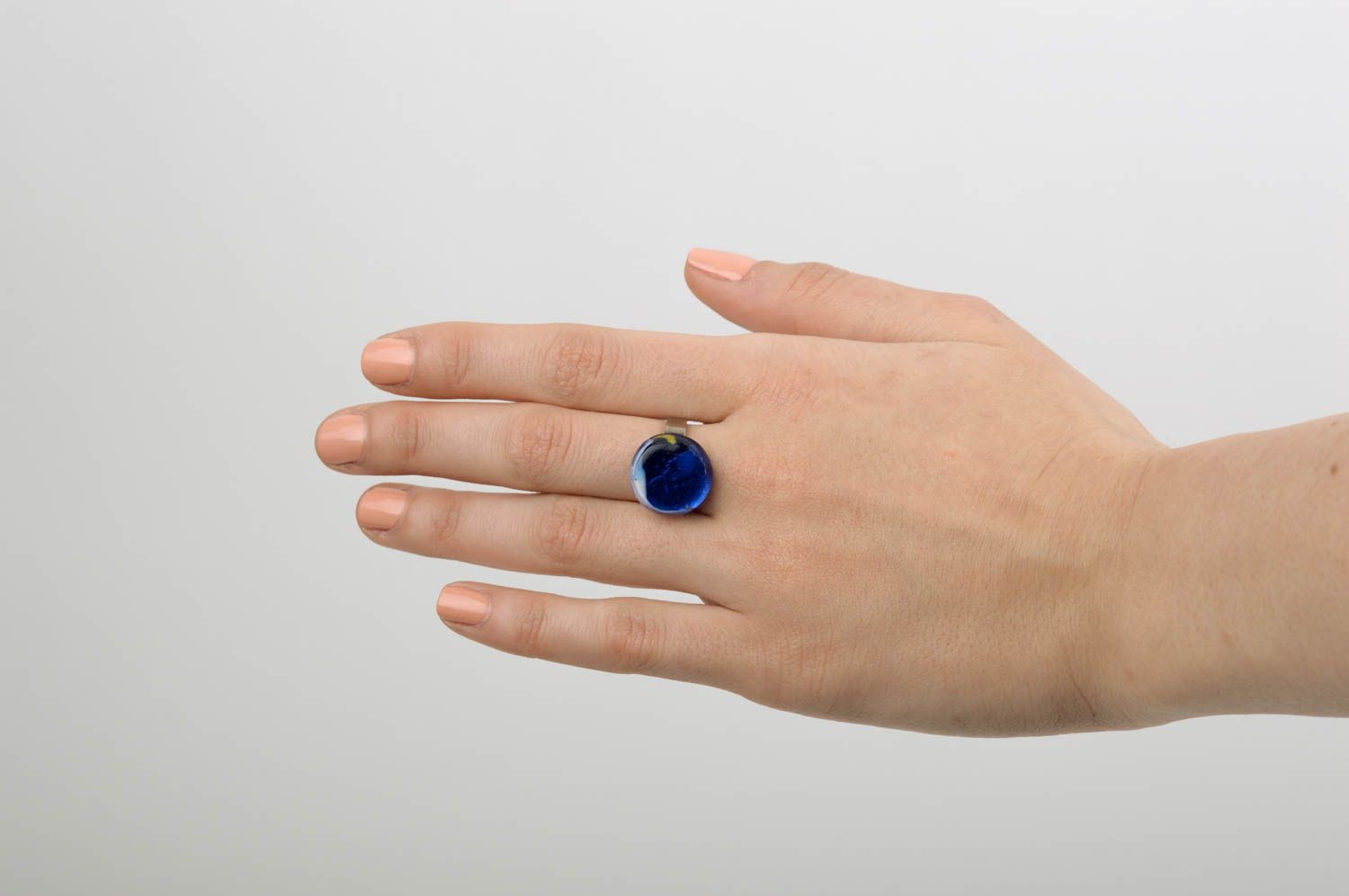 Кольцо ручной работы кольцо из стекла круглый перстень синий бижутерия из стекла фото 2