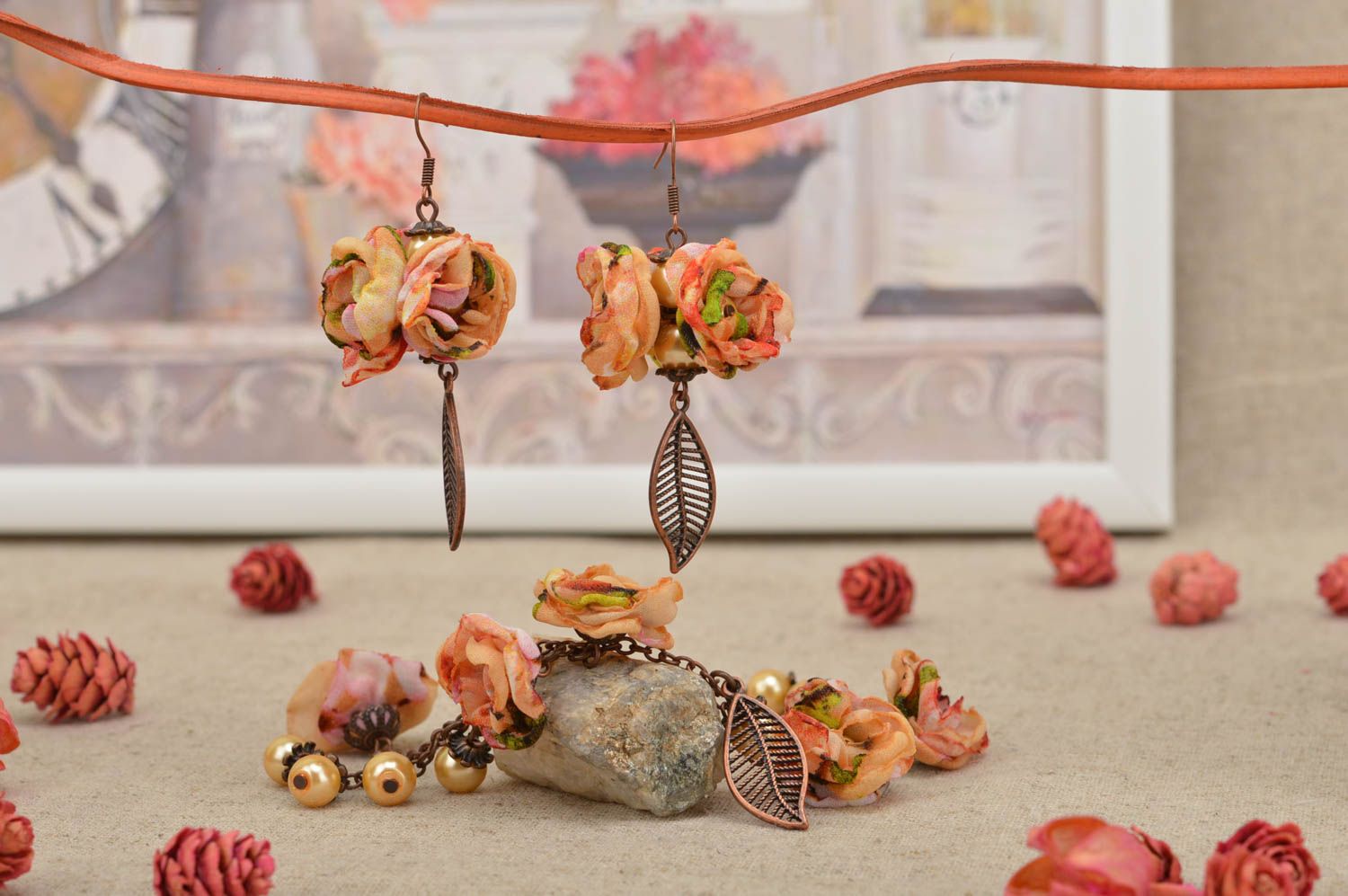 Комплект украшений браслет и серьги с текстильными цветами Разноцветные розы  фото 1