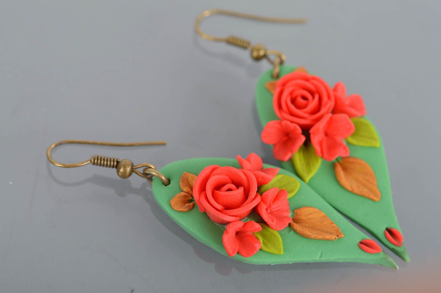 Handgemachte lange Ohrringe mit Blumen aus Polymerton und Metall für Damen foto 5