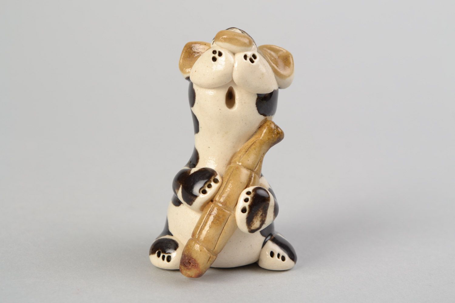 Авторская расписанная глазурью глиняная фигурка кота с колбасой ручной работы фото 4