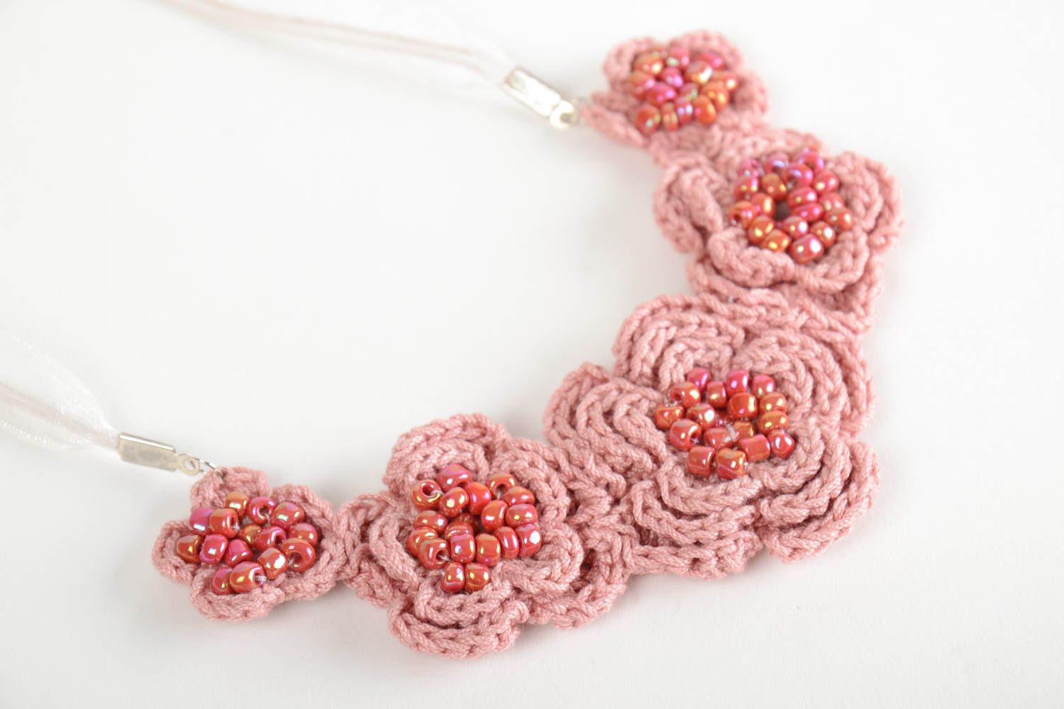 Collier avec fleurs tricotées au crochet de fils en coton fait main bijou photo 3