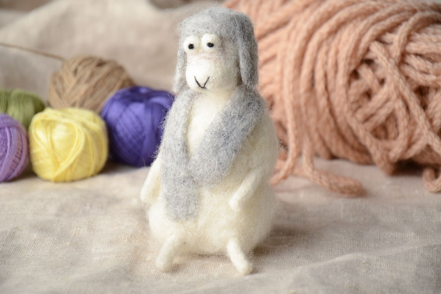 Peluche en laine feutrée Brebis en écharpe photo 1