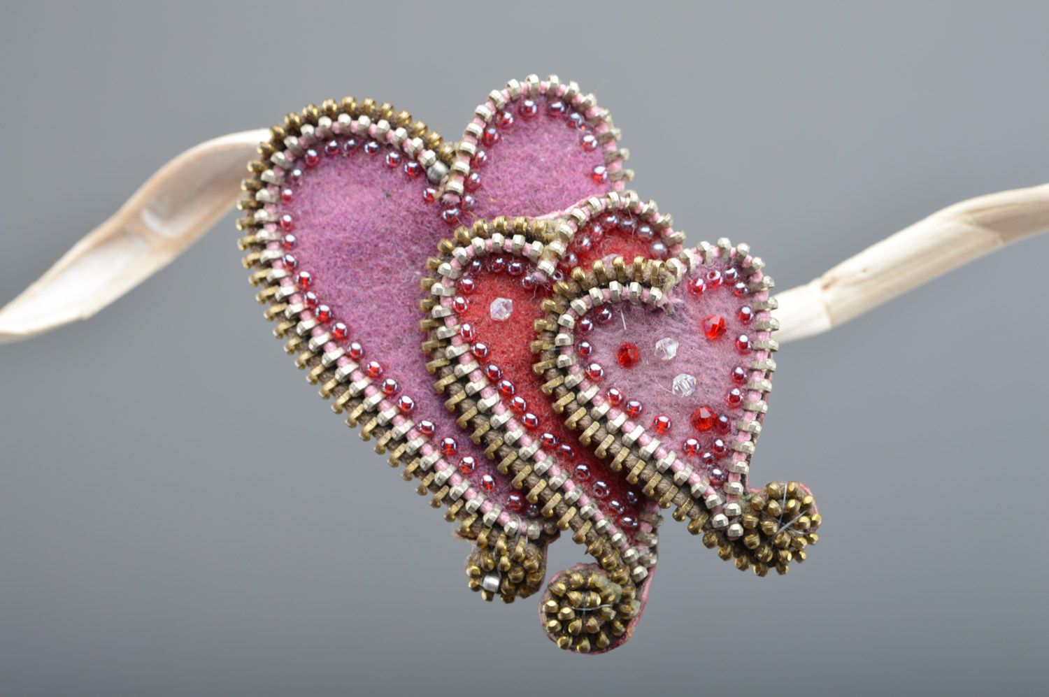 Homemade cashmere brooch with metal zippers Hearts photo 4