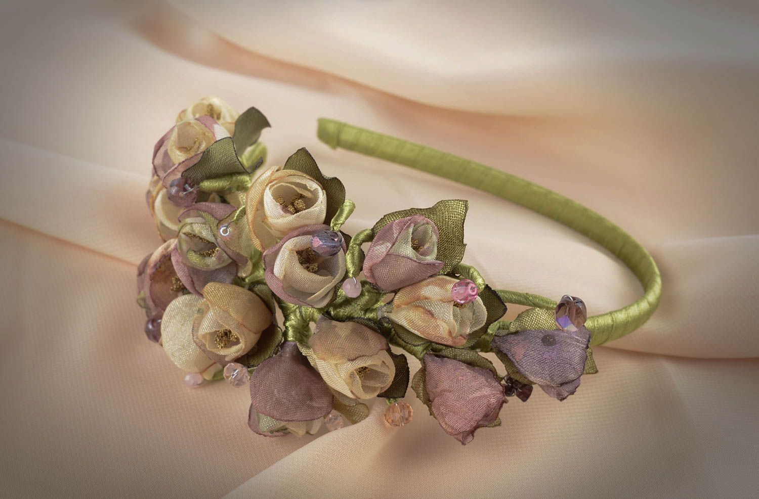 Diadema artesanal con flores tiernas accesorio para el cabello regalo original foto 1