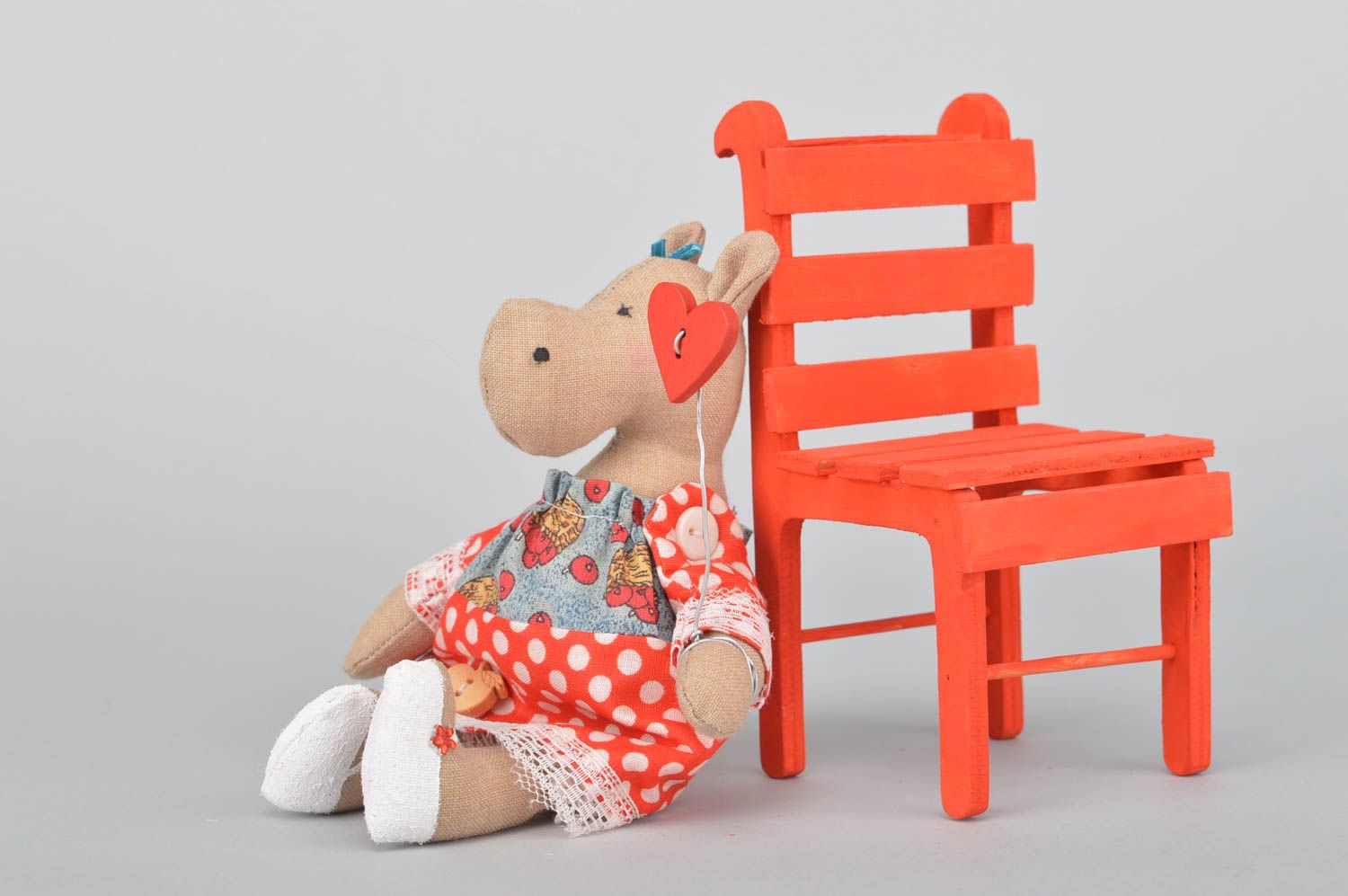 Интерьерная игрушка из хлопка ручной работы Бегемотик в платье на красном стуле фото 3