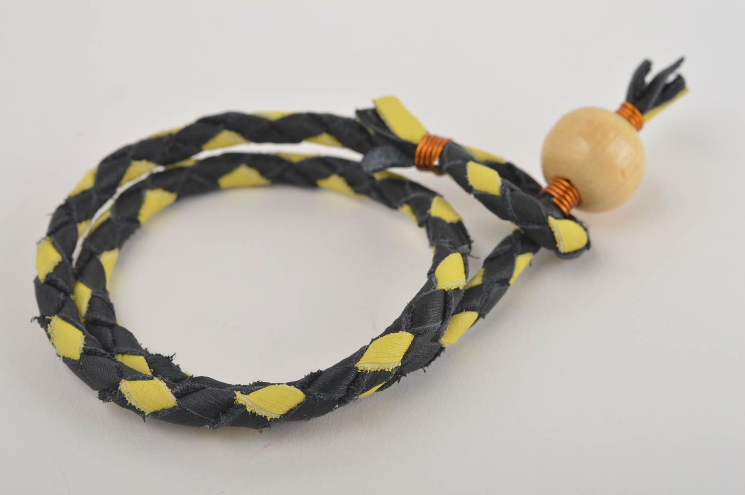 Handmade Leder Armband Designer Schmuck Accessoire für Frauen gelb und schwarz foto 2