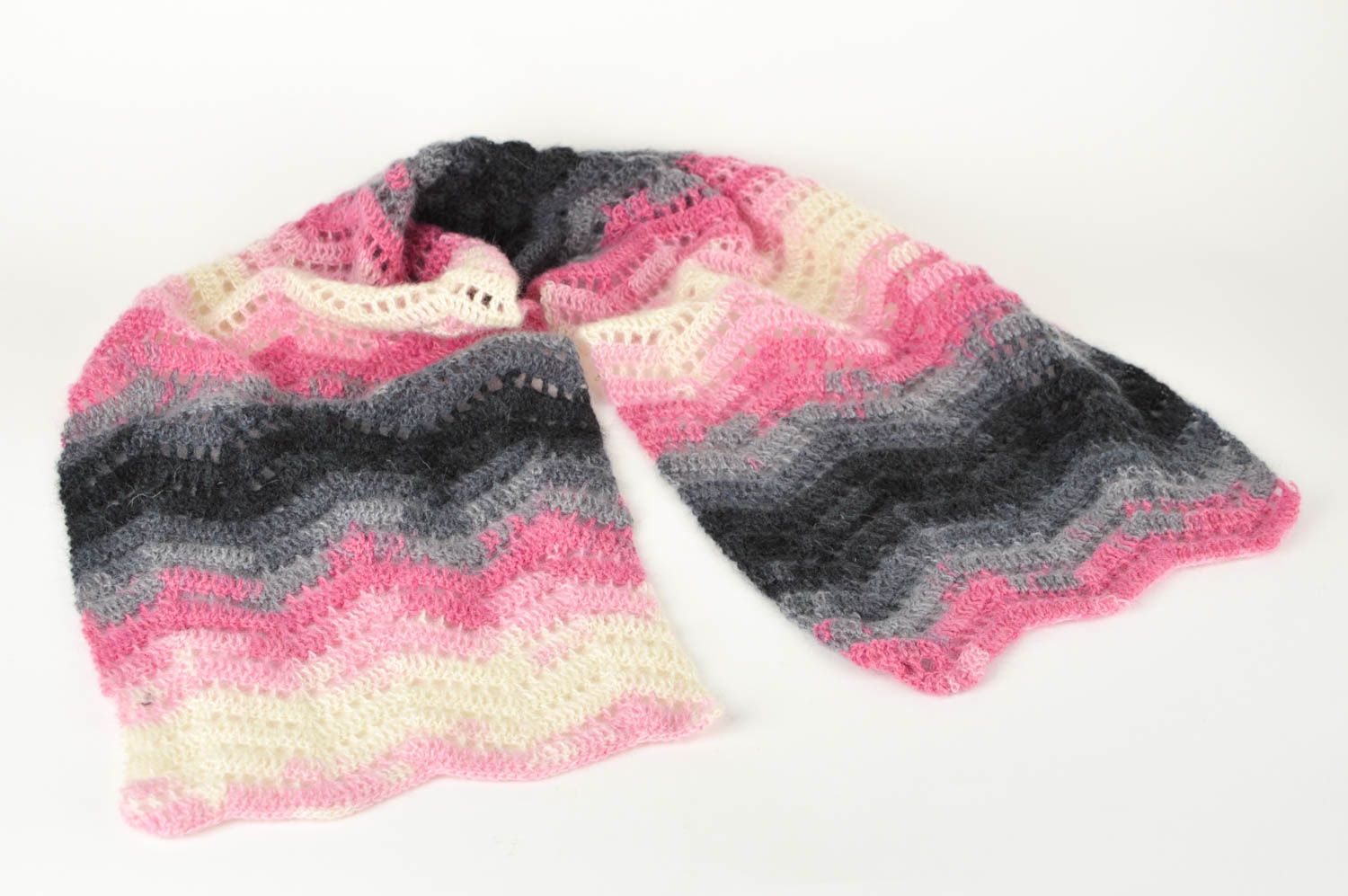 Шарф ручной работы шерстяной шарф крючком серо-розовый узорный женский шарф фото 2