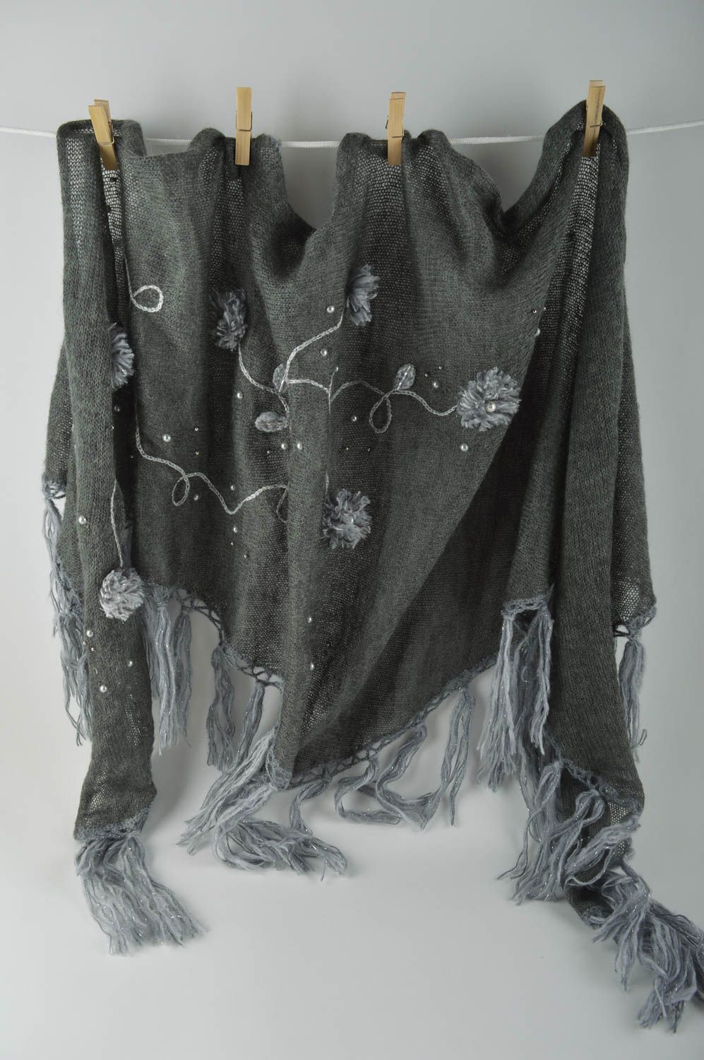 Grand Châle en laine fait main gris à franges avec fleurs Accessoire femme photo 1