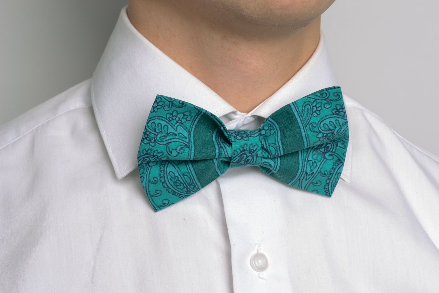 Handmade bow tie of emerald color photo 1