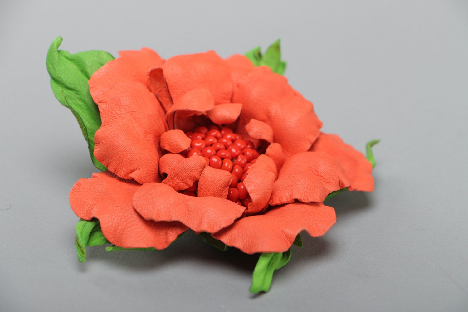 Broche de cuero con forma de flor artesanal elegante bonito  foto 3