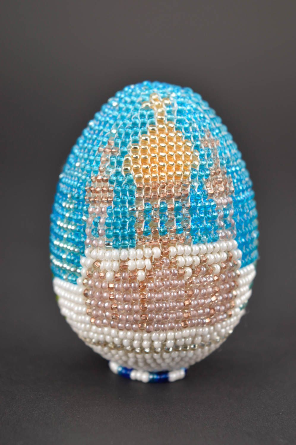 Пасхальное яйцо хэнд мэйд яйцо из бисера голубое с домиком пасхальный декор фото 3