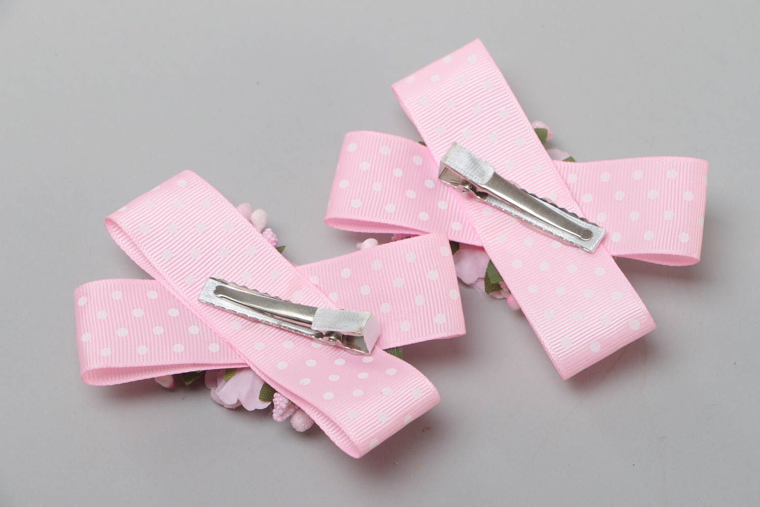 Handmade hair clips with ribbon bows and flowers of tender pink color 2 items photo 4