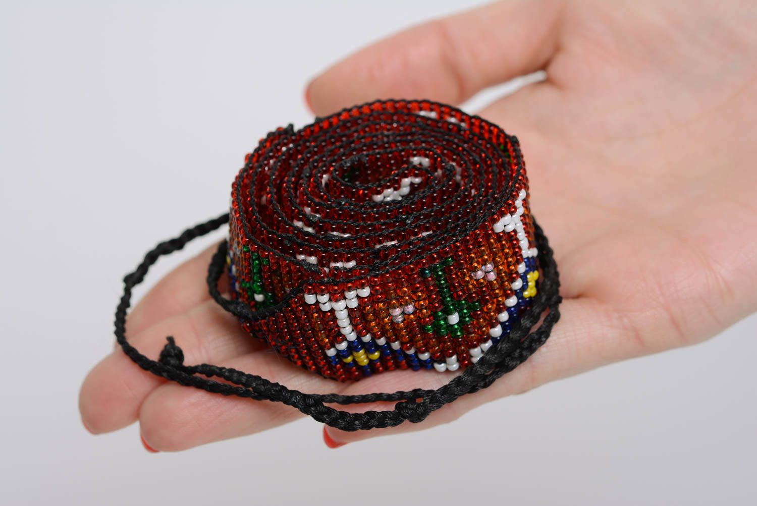 Cinturón de abalorios con ornamento artesanal original que se ata con cordones  foto 3