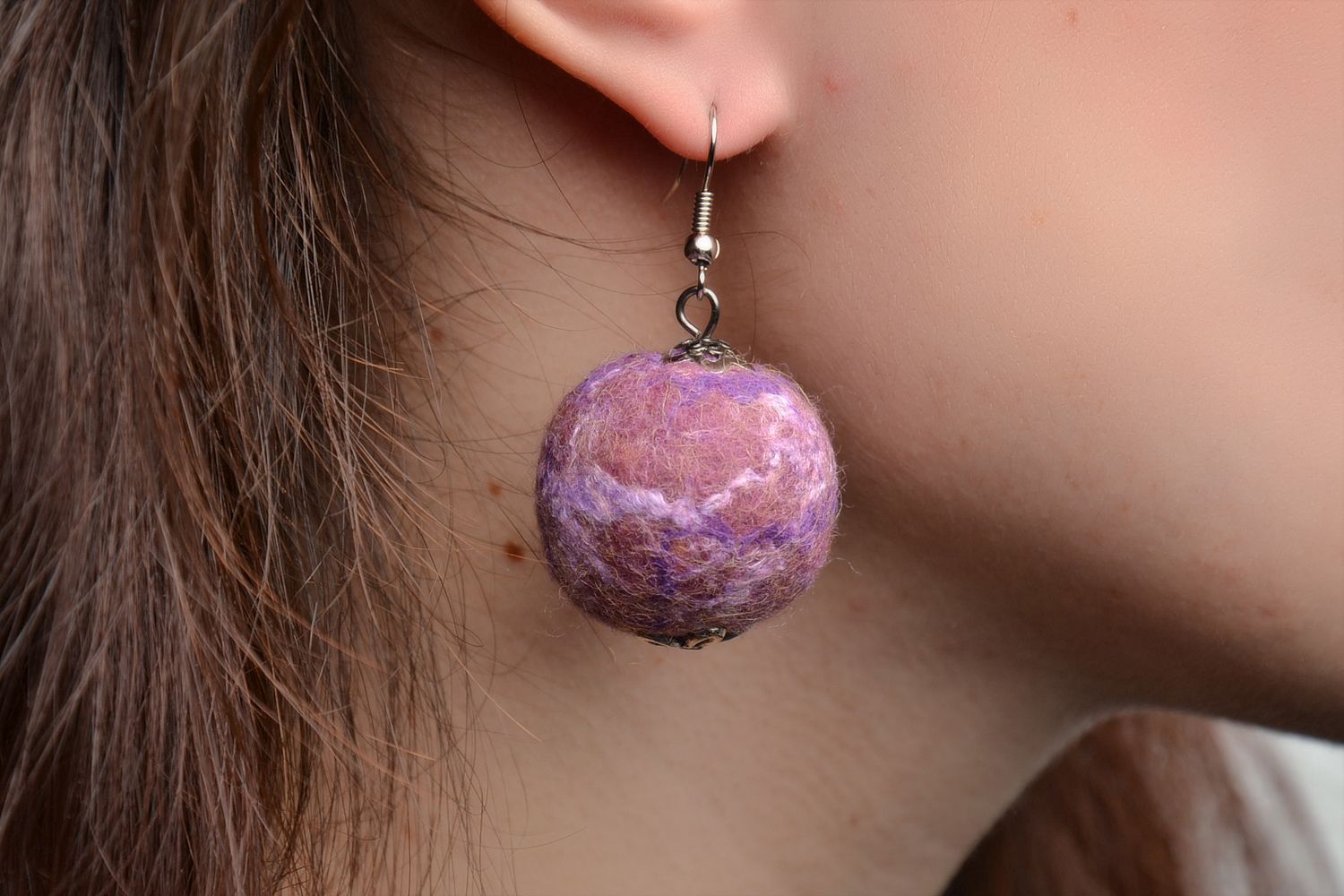 Boucles d'oreilles boules en laine feutrée violettes faites main photo 2