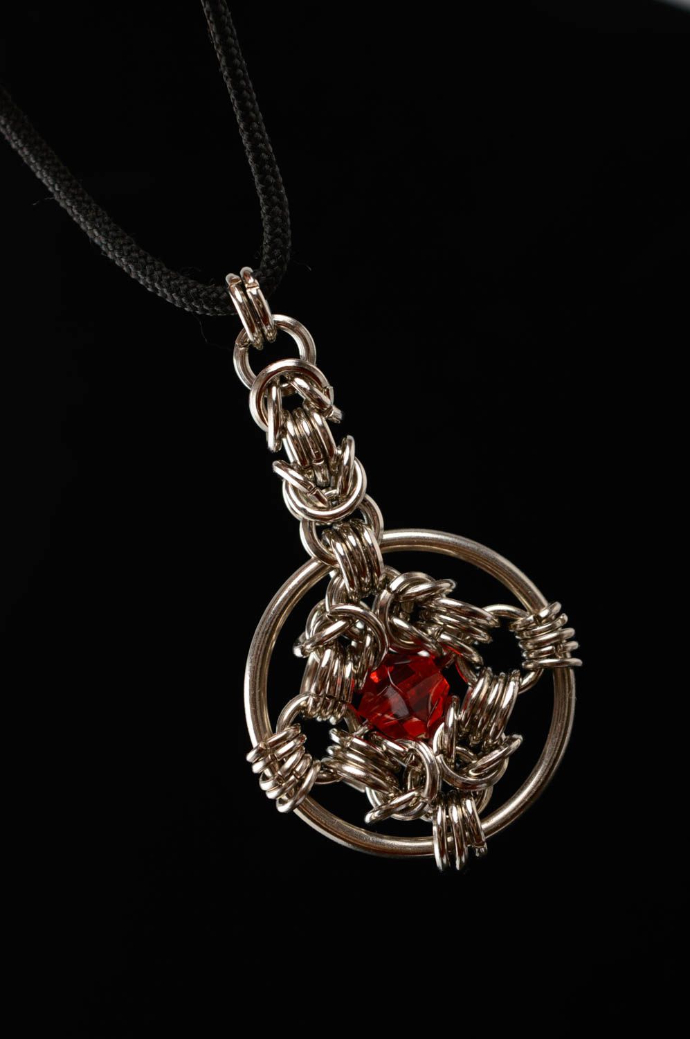 Handmade Anhänger aus Metall mit Schnur und Glaskugel foto 2