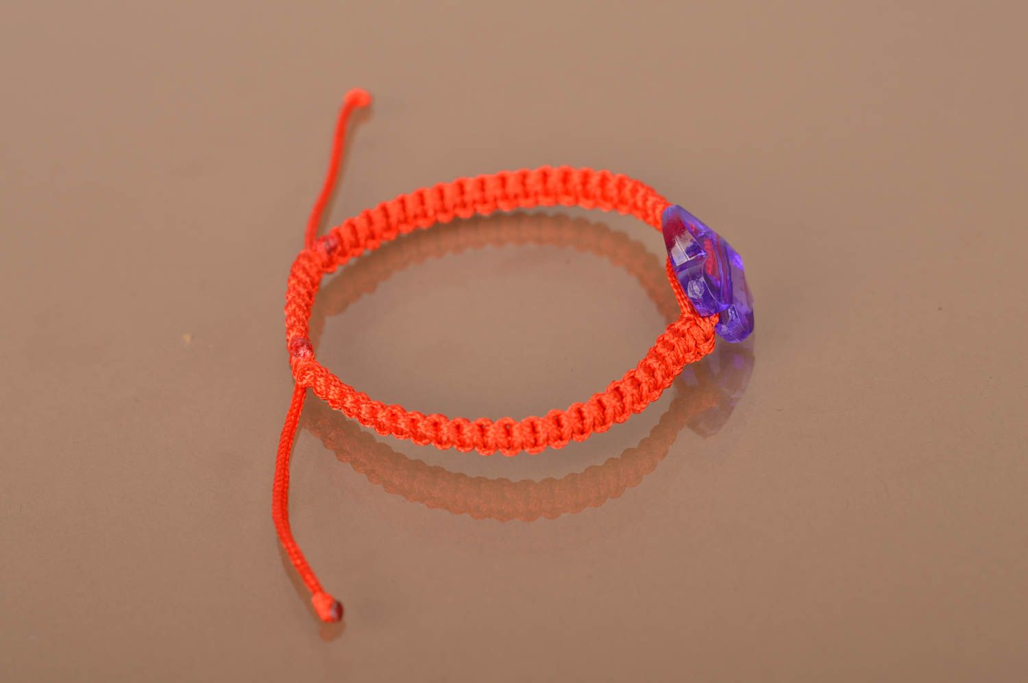 Bracelet fait main fin tressé en fils cirés Papillon mauve accessoire design photo 4