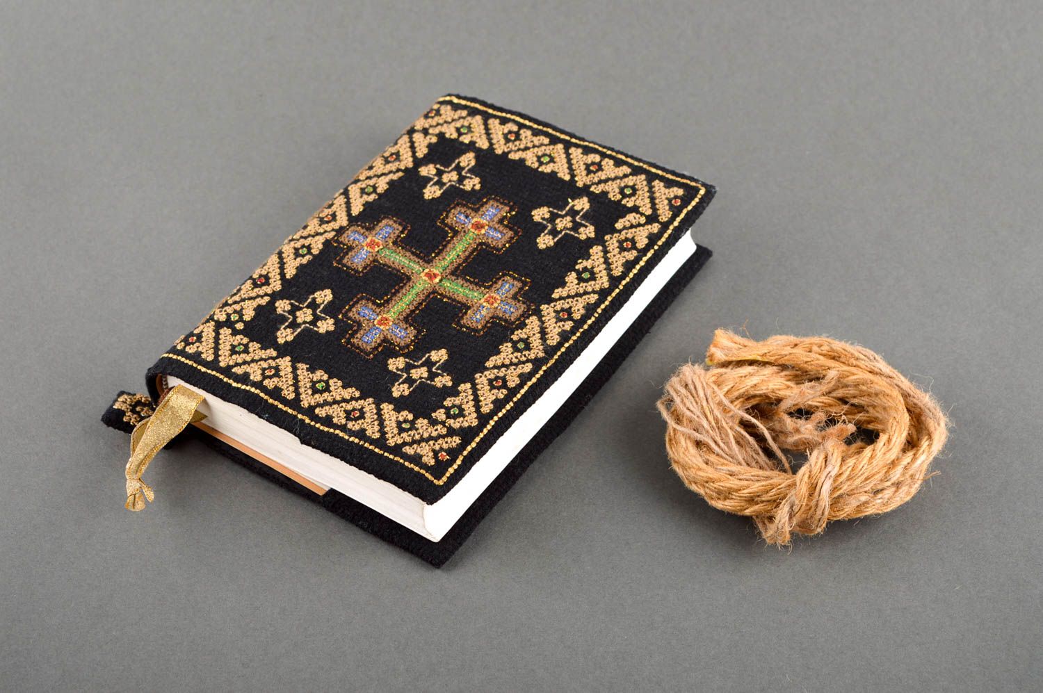 Copertina per libro fatta a mano con ricamo copertina libro di fili di iride
 foto 1