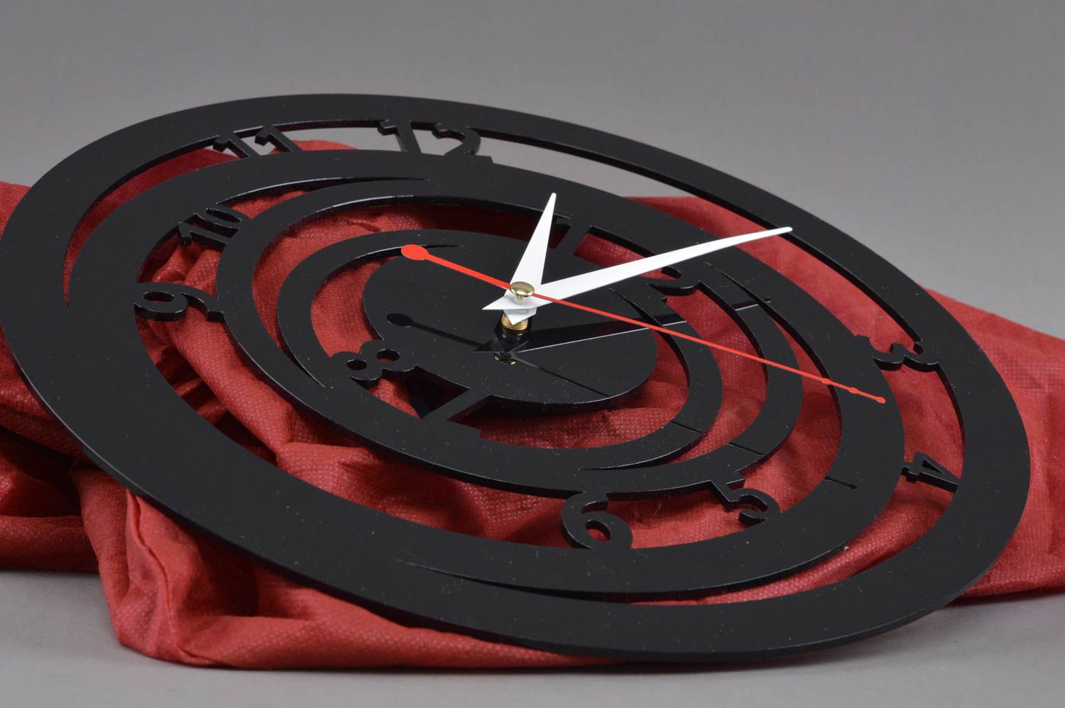 Horloge faite main en verre acrylique spirale noire décoration design original photo 2