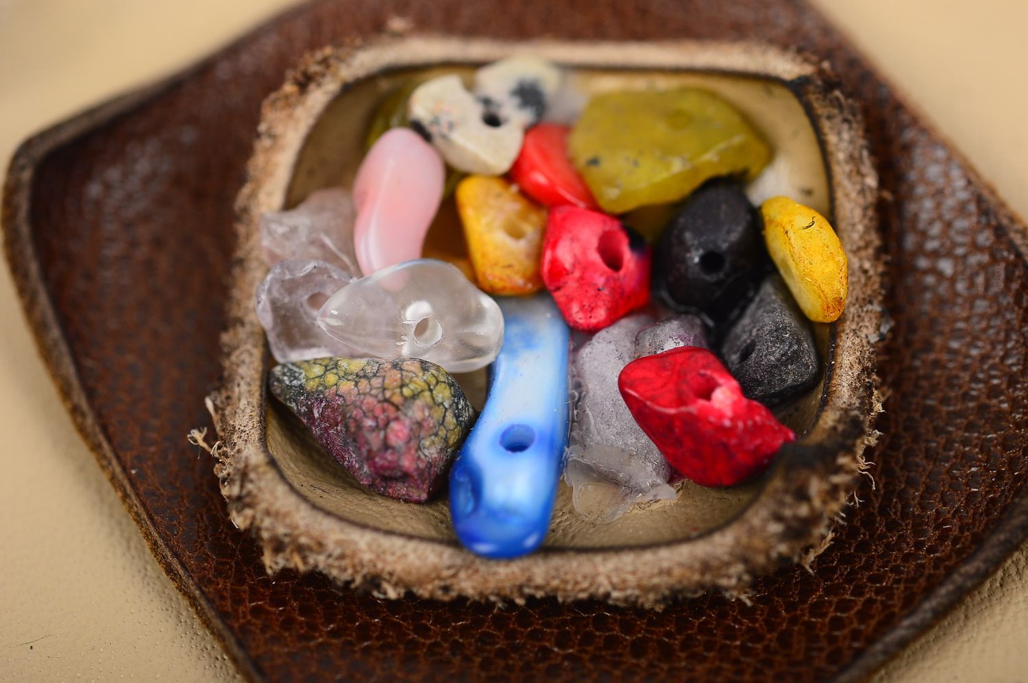 Кожаное колье подарок ручной работы массивное ожерелье с натуральными камнями фото 3