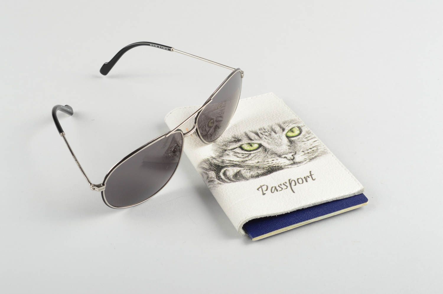 Protège-passeport fait main Couverture passeport cuir blanc chat Idée cadeau photo 1