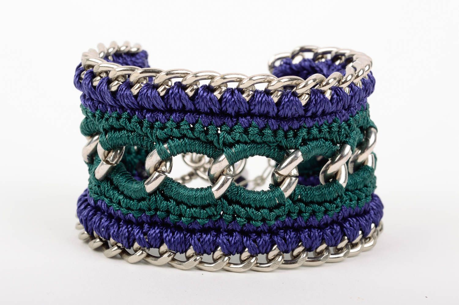 Яркий плетеный браслет из шелковых ниток ручной работы на цепочке для девушек фото 1