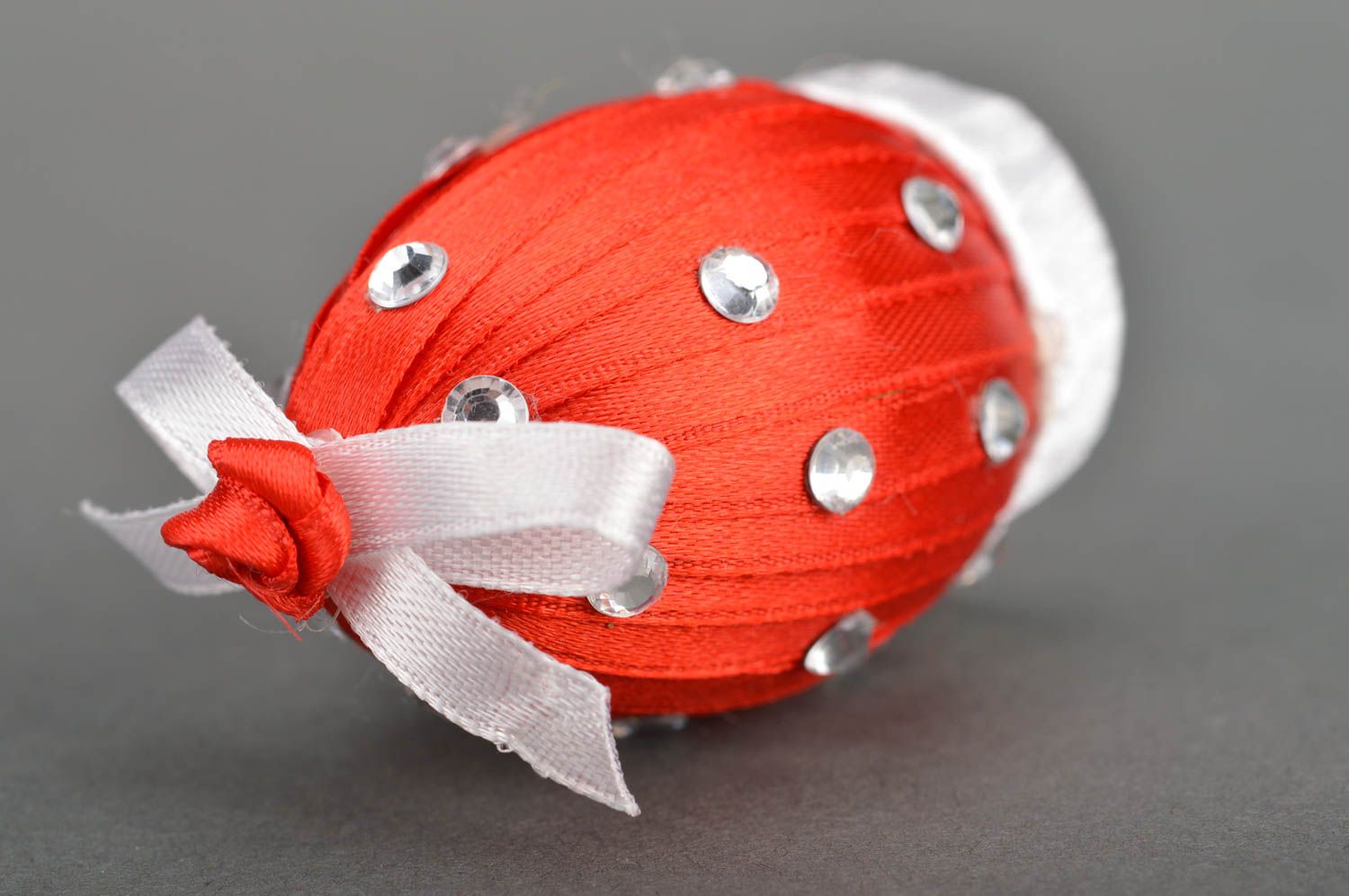 Schönes originelles rotes gepunktes handmade Osterei gehäkelt aus Acrylfäden foto 5