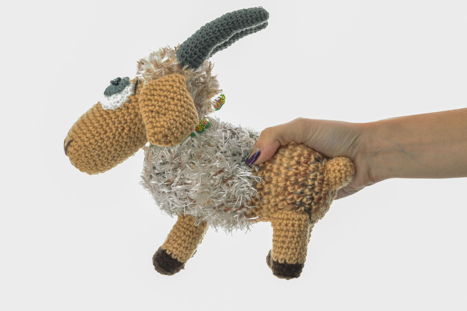 Brinquedo de malha na forma de uma cabra foto 2