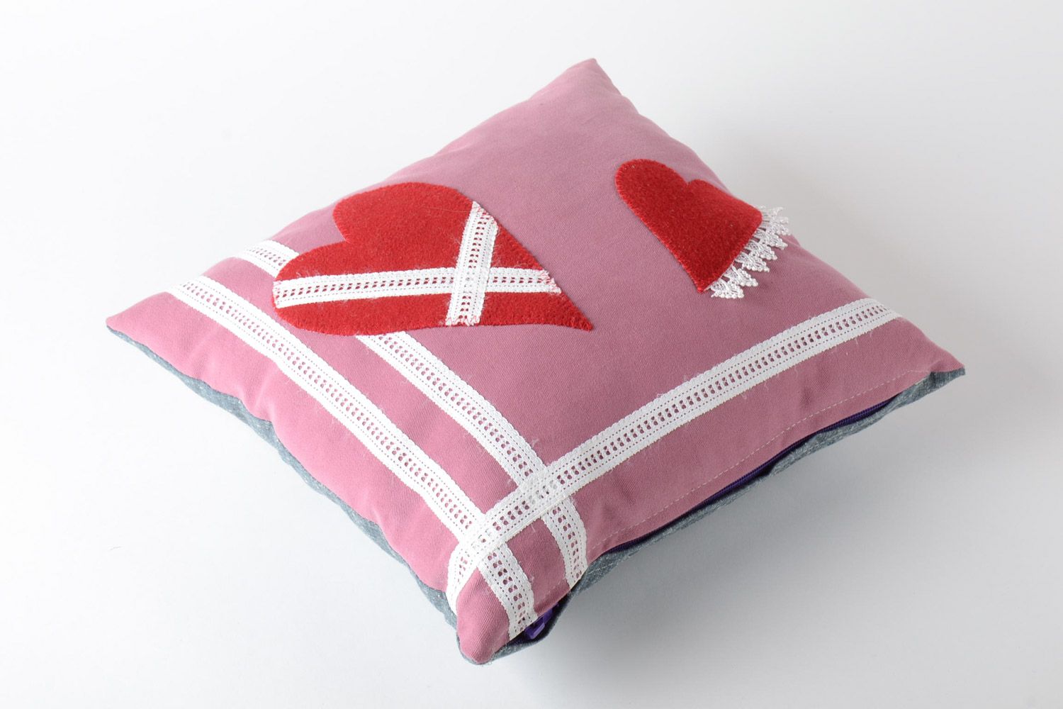 Petit coussin décoratif fait main rose avec taie détachable de design Cœurs  photo 2
