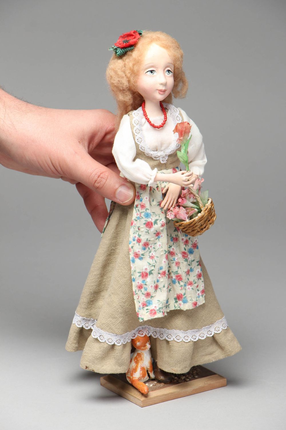Дизайнерская авторская кукла из глины и ткани Цветочница фото 4