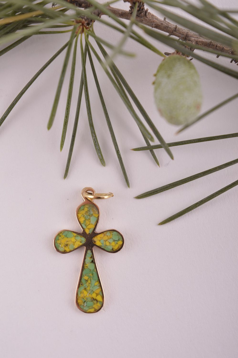 Pendentif croix en laiton Bijou fait main pierres naturelles Cadeau insolite photo 1