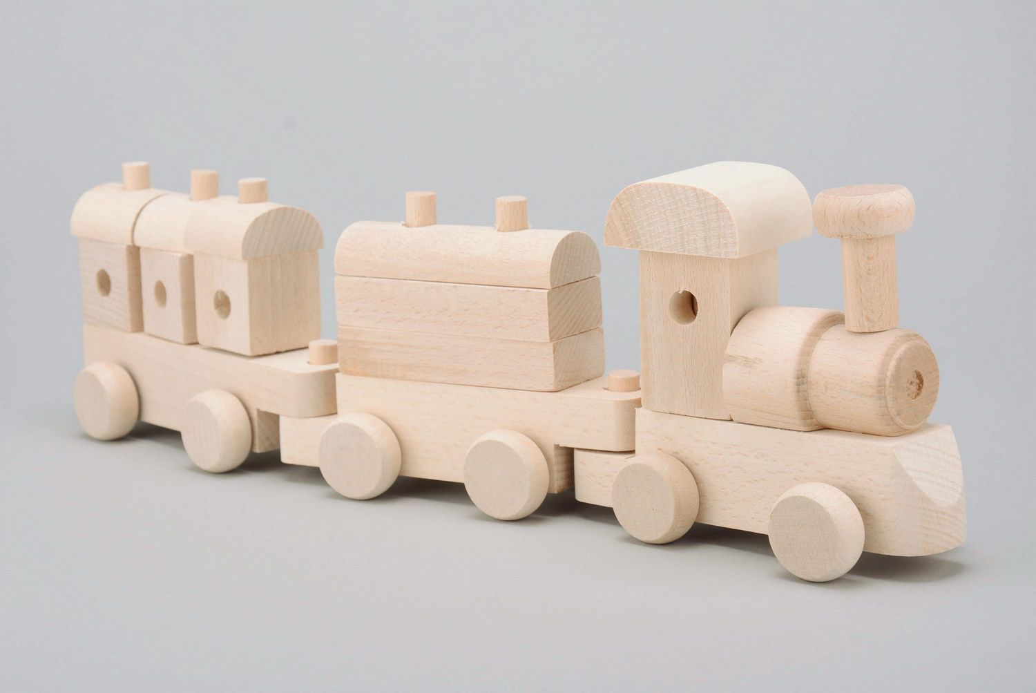 Locomotora de juguete de madera  foto 2