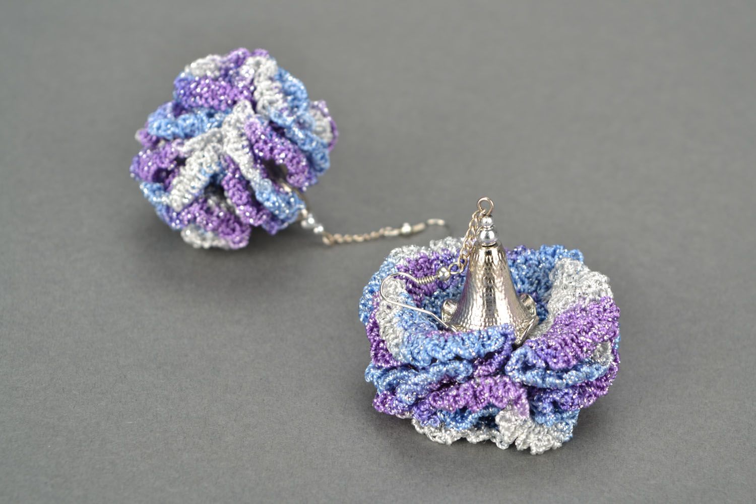Crocheted earrings in the form of carnations photo 4