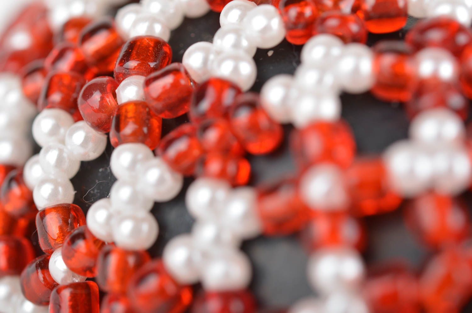 Oeuf de Pâques décoratif fait main original en perles de rocaille rouge blanc photo 4