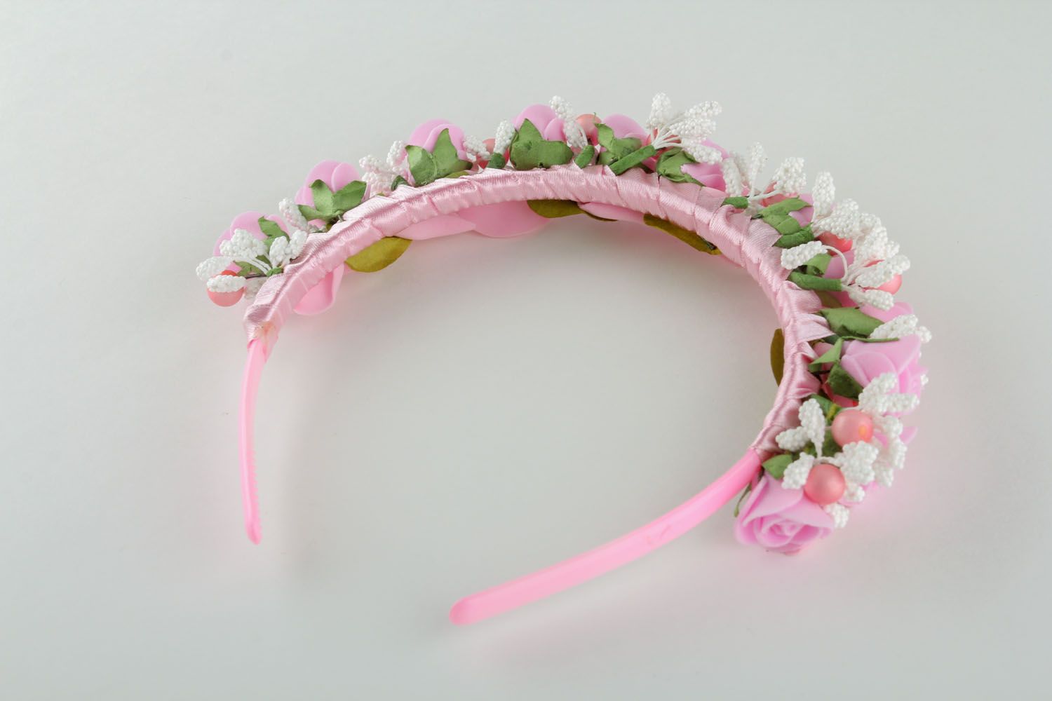 Grinalda artesanal para cabelo cor de rosa foto 4