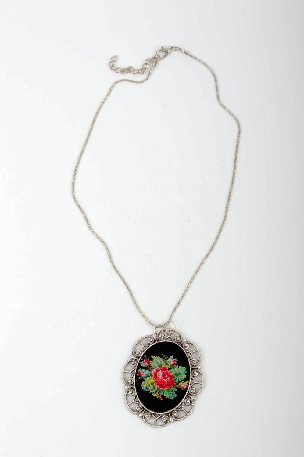 Pendentif métal rond Bijoux fait main broderie fleurs Accessoire femme photo 2