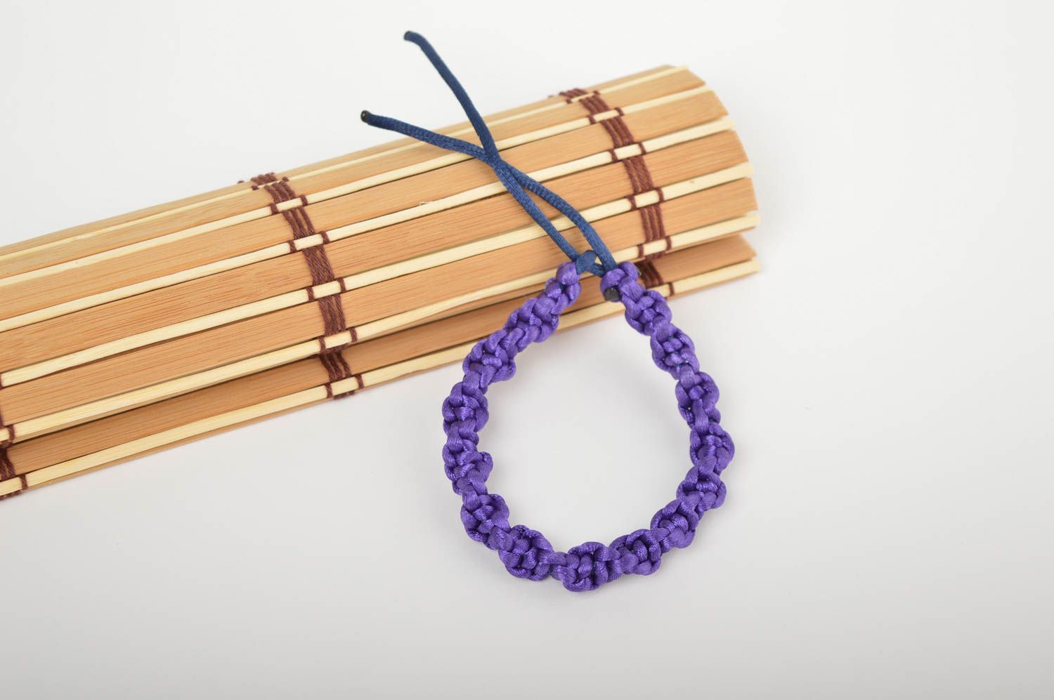 Фиолетовый браслет ручной работы браслет из шнурков плетеный браслет авторский фото 1