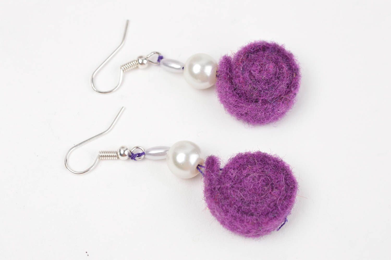 Handmade Spiralen Ohrringe gefilzter Schmuck Accessoire für Frauen violett foto 3