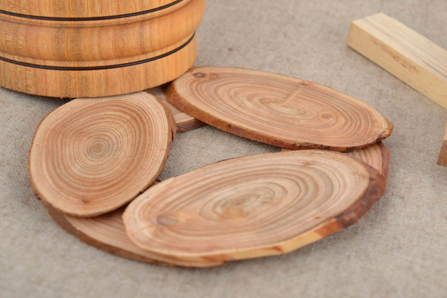 Dessous-de-plat en bois naturel petit rond clairs pratique fait à la main photo 1