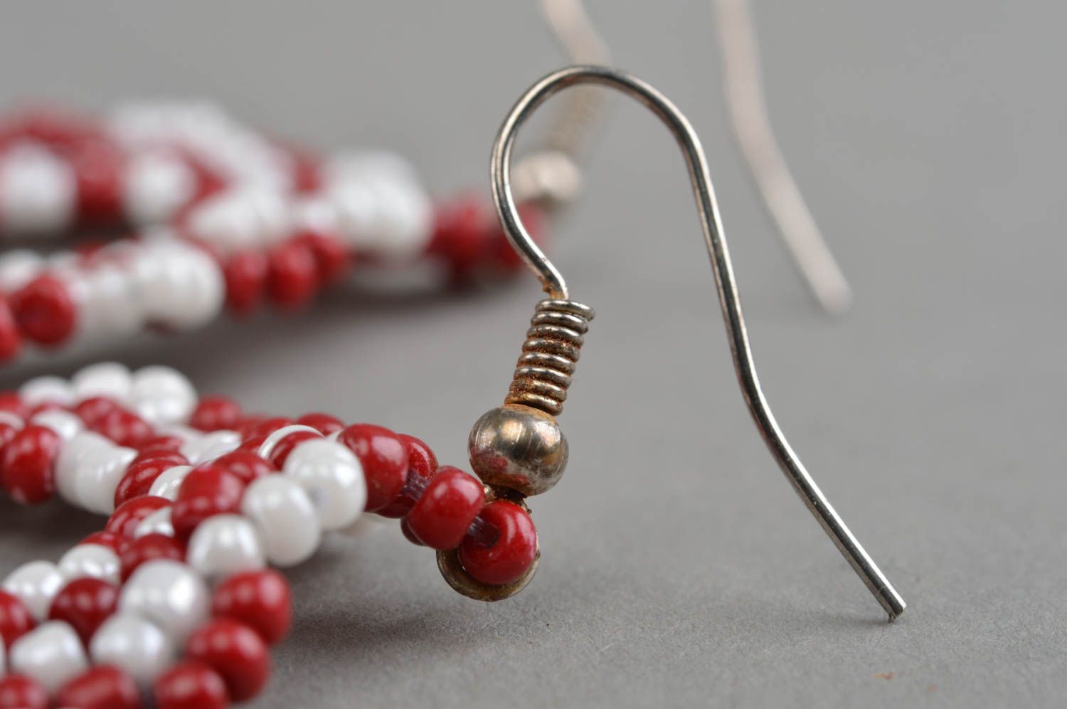 Handgemachte Ohrringe aus Glasperlen in Weiß und Rot in Flechtentechnik für Dame foto 4