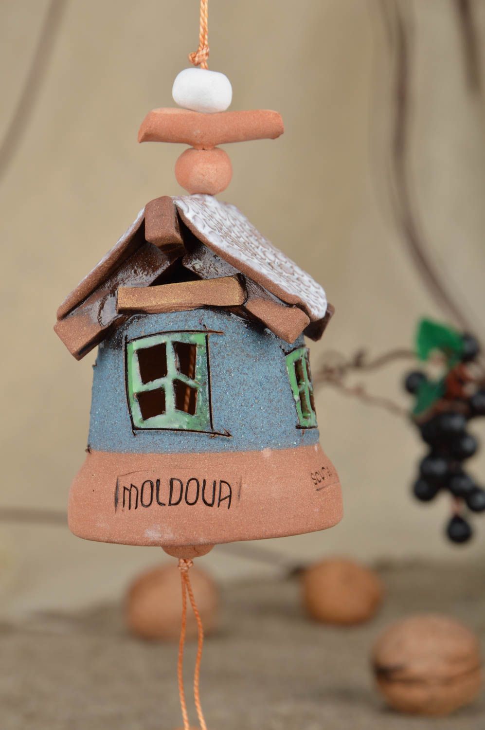 Keramisches handmade Glöckchen aus Ton mit Glasur bunt künstlerisch Haus bemalt foto 1
