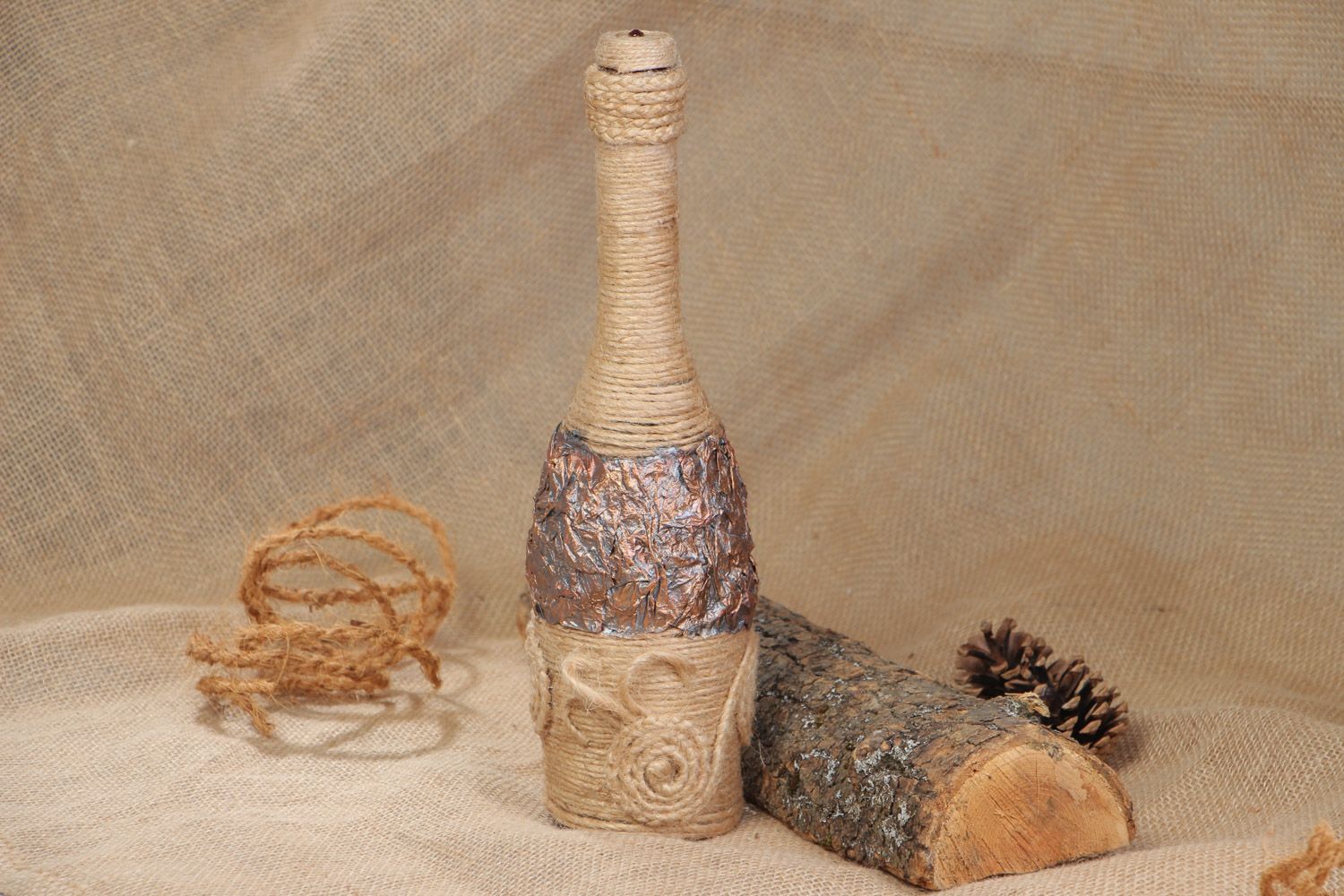 Botella decorativa de regalo de cristal envuelta en bramante y papel artesanal foto 1