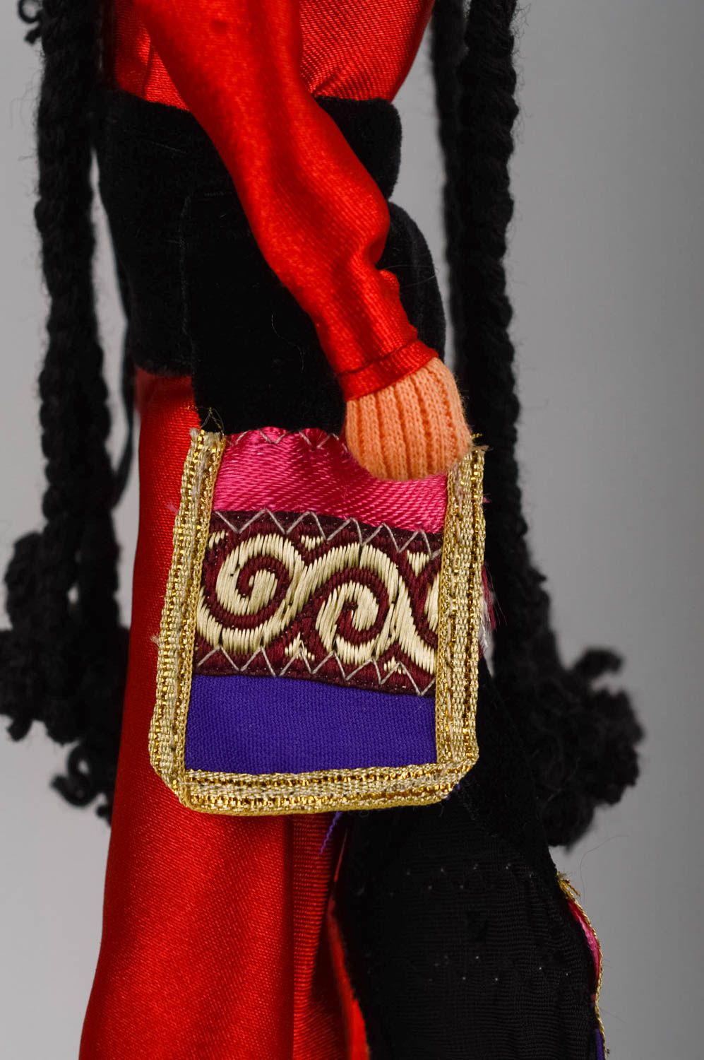 Коллекционная кукла в красном наряде красивая небольшого размера ручная работа фото 5