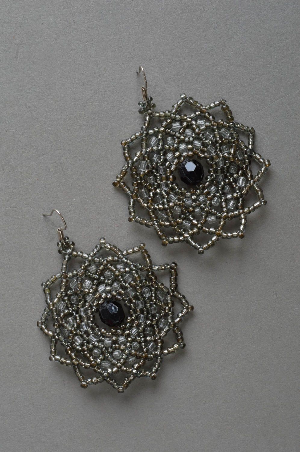 Boucles d'oreilles pendantes ajourées en perles de rocaille marron faites main photo 2