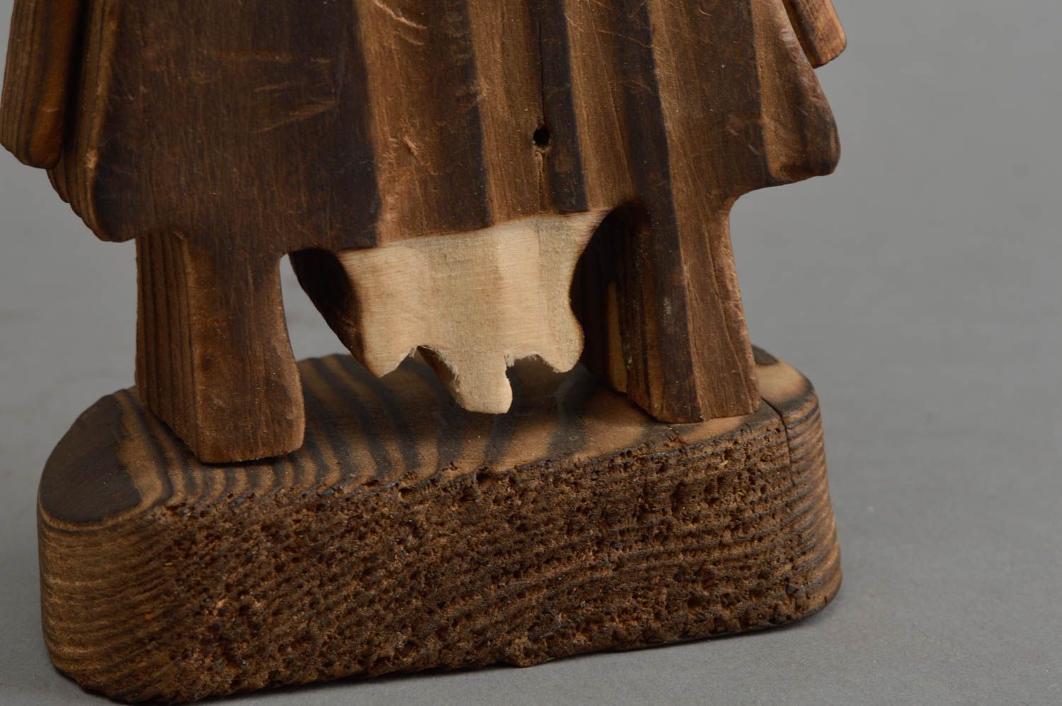 Geschnitzte handgemachte Figurine aus Holz in Form von einer Kuh für Deko foto 4