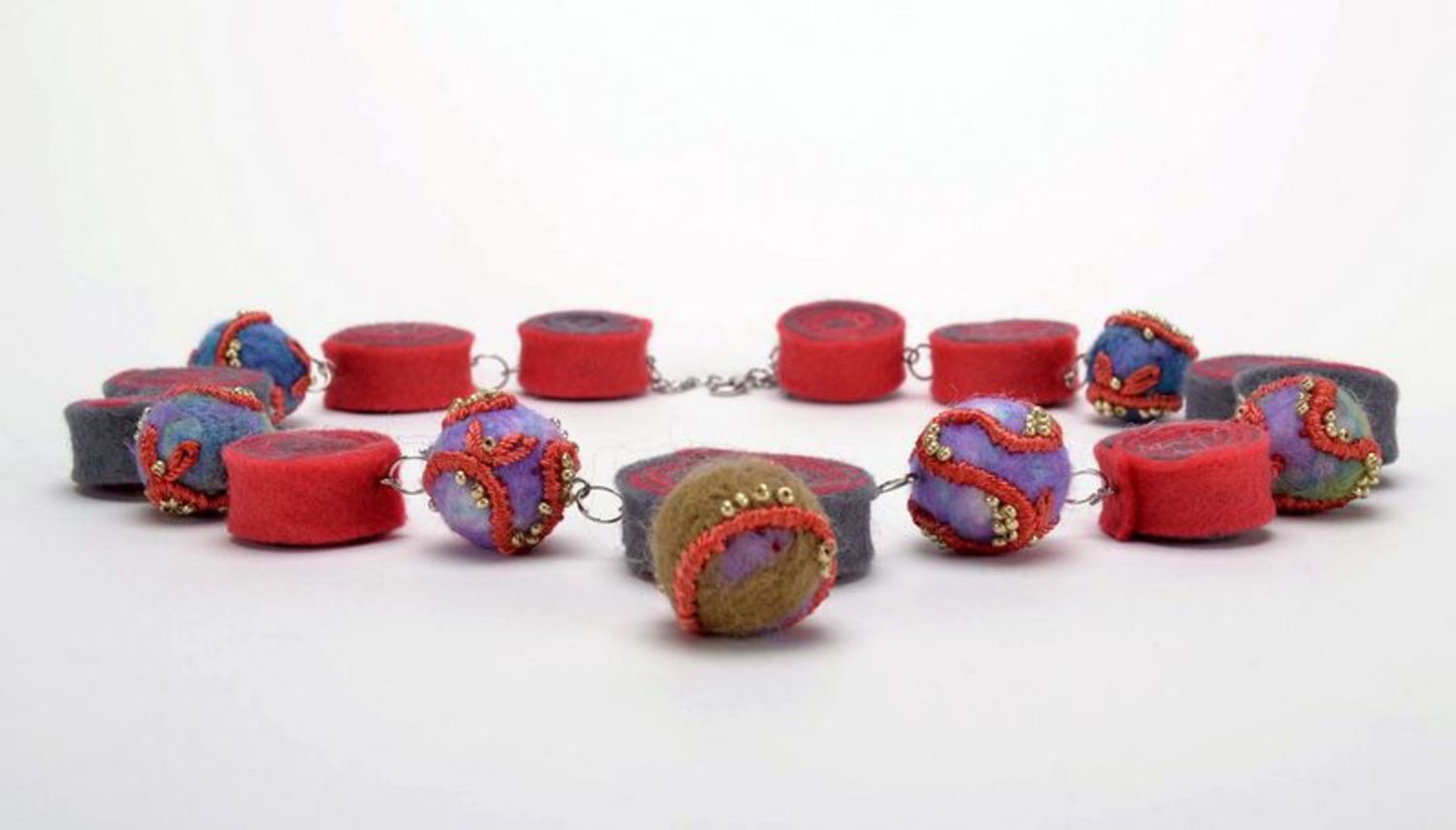 Red felt bead necklace photo 1