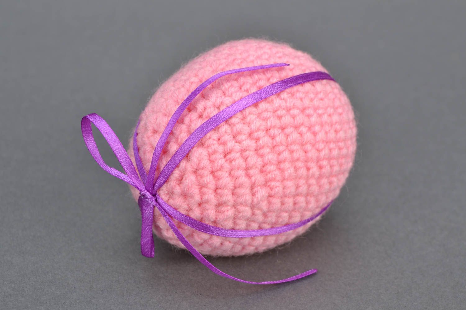 Вязаное пасхальное яйцо розовое фото 1