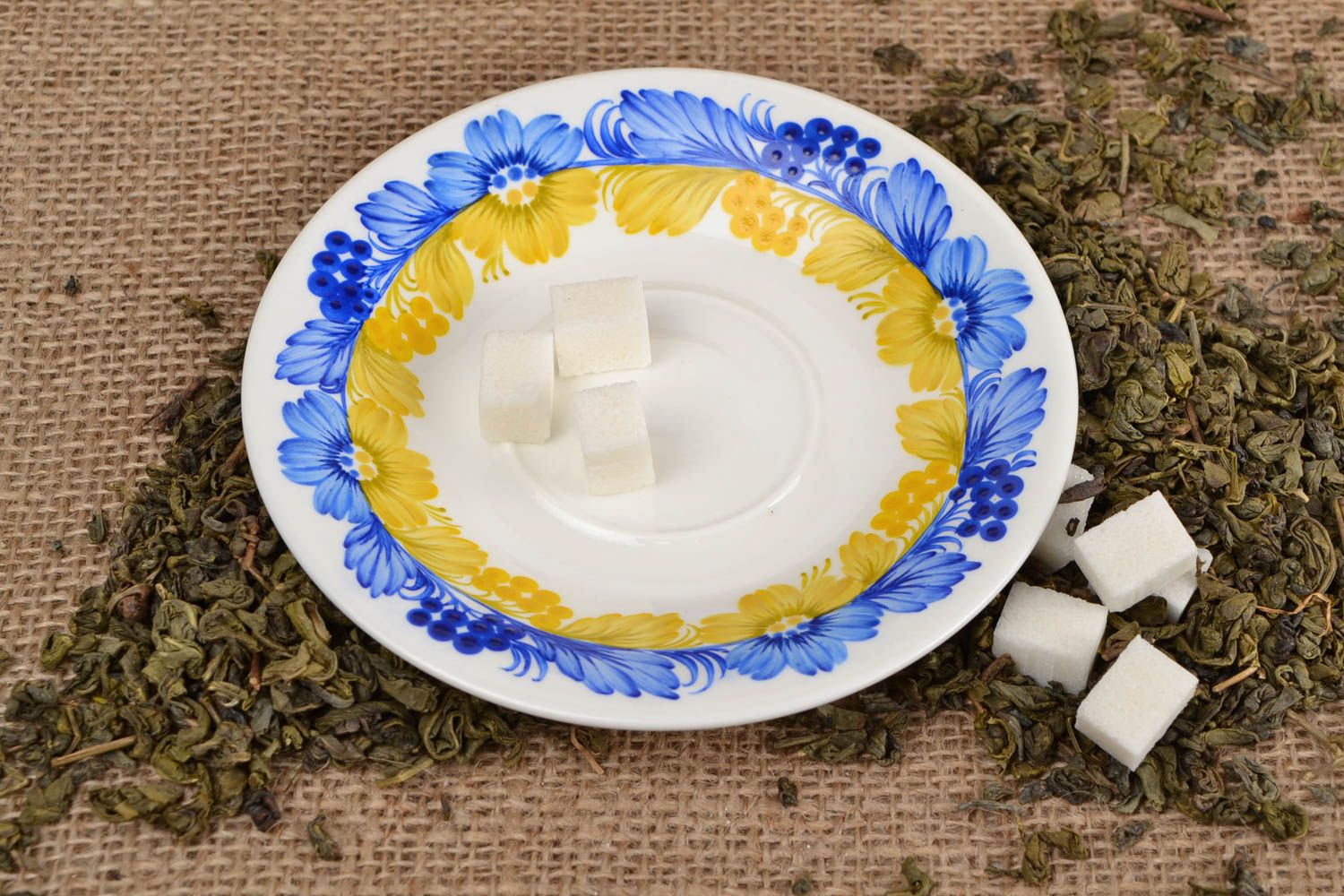 Белое маленькое блюдце под чашку с росписью в этническом Петриковском стиле фото 1