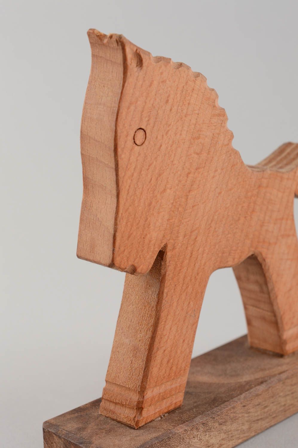 Estatueta de madeira de autor na forma de cavalo de brinquedo artesanal foto 5